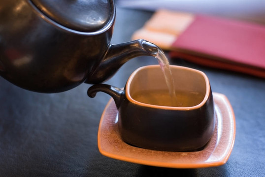 澆綠茶。