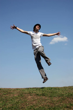 男孩在meadoww跳
