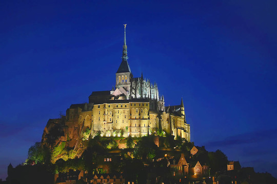 Mont St Michel在夜晚