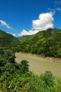 茂密的群山和藍(lán)天