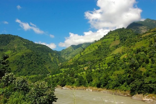 茂密的群山和藍(lán)天