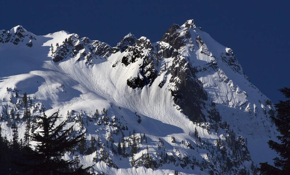 通過(guò)snoqualme Alpental