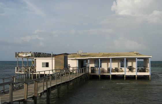踩高蹺的加勒比海餐廳酒吧