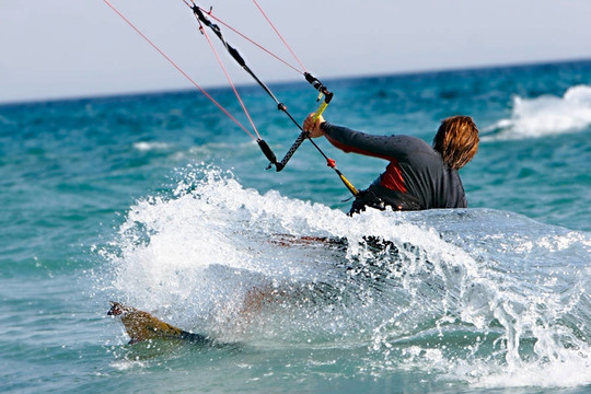 靠近kitesurfer