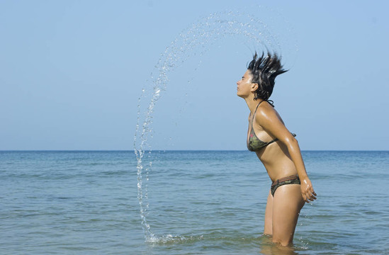 蔓延的水