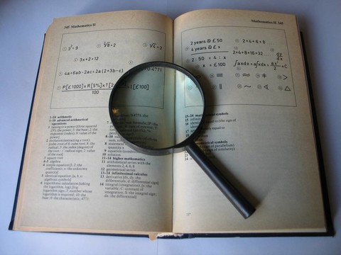 放大鏡和書