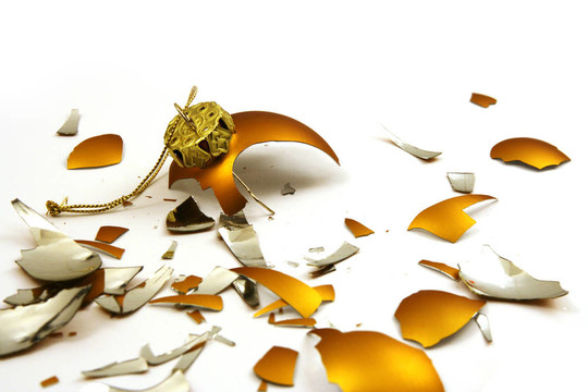 破碎的金色的球