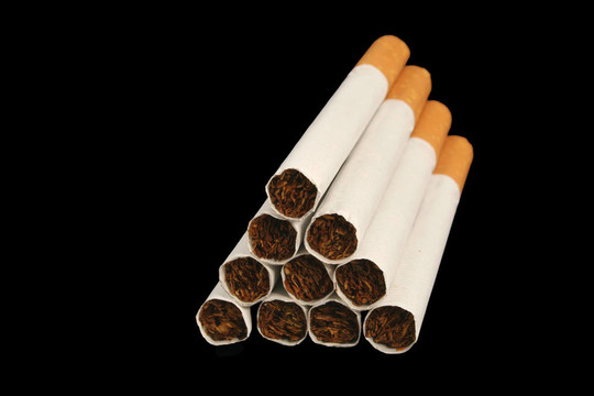 黑色背景上的孤立香煙