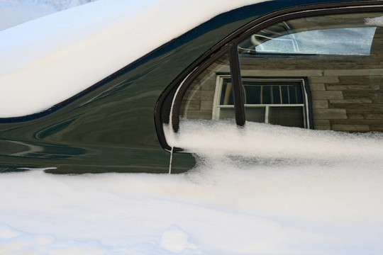 車在深雪反射周圍建筑物
