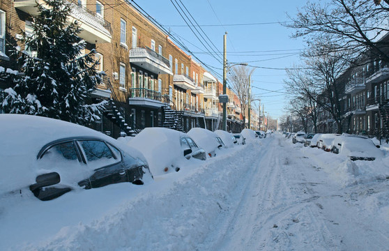 街上被雪覆蓋的汽車