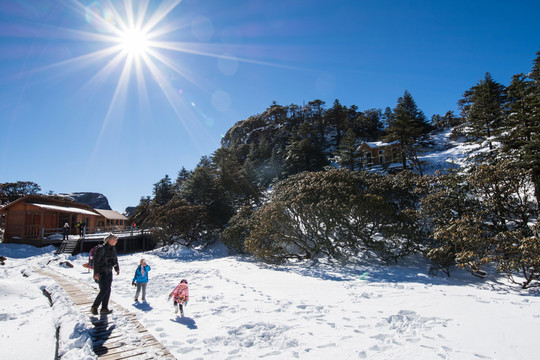 三口之家的雪山之旅