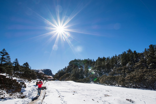 雪山棧道上的紅衣人