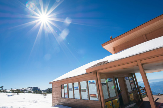 陽光下的雪地木屋