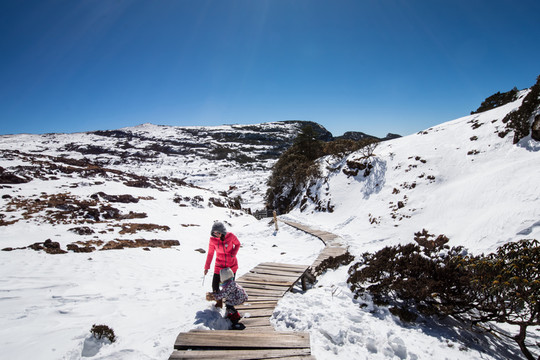 雪山棧道上嬉戲的母與子