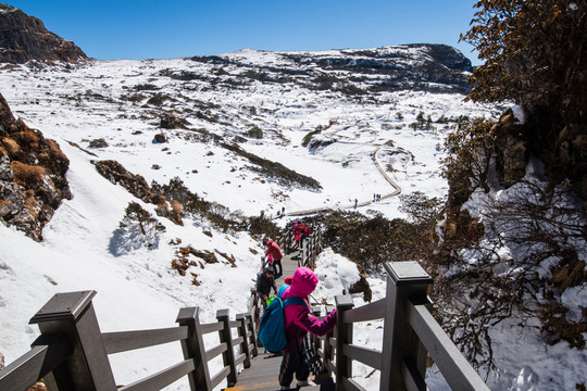雪山棧道上的紅衣女客