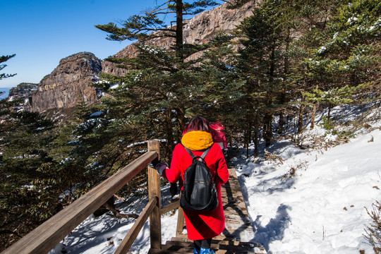 林海雪地棧道上的紅衣少女