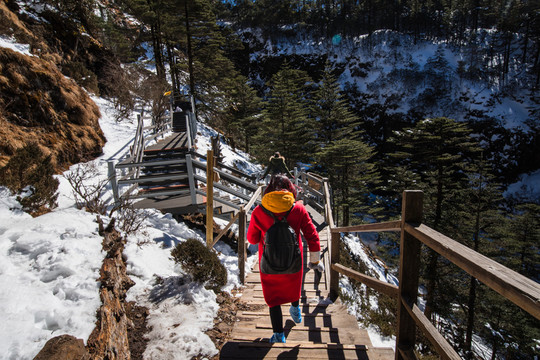 林海雪山棧道上的紅衣少女