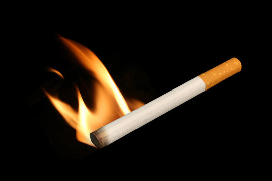 黑色背景上的孤立香煙