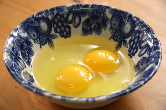兩個(gè)生雞蛋