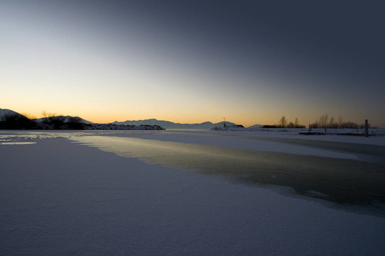 Frozen Lake的日出