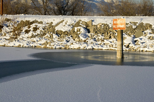 Frozen Lake沒有游泳標(biāo)志