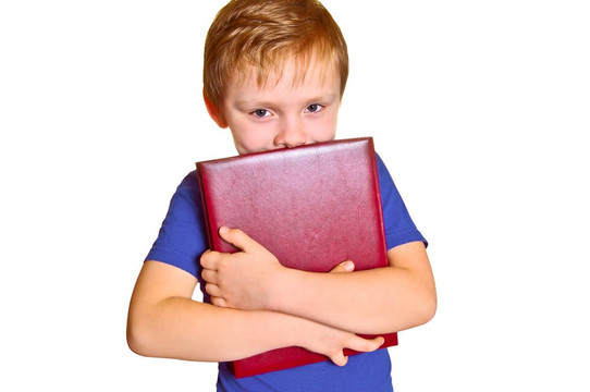 帶著書的男孩