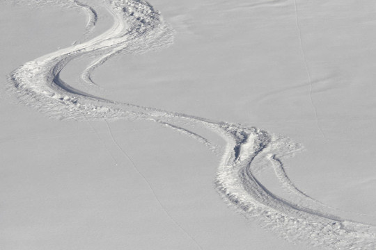 雪地里的滑雪道