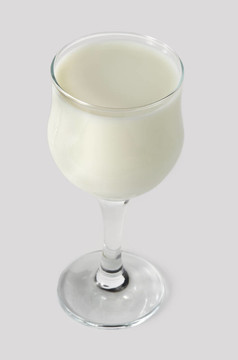 葡萄酒杯里的牛奶