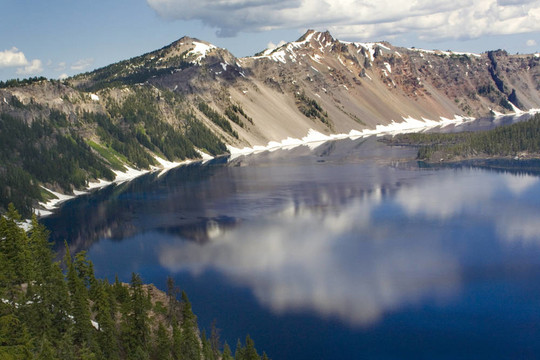 火山口湖倒影