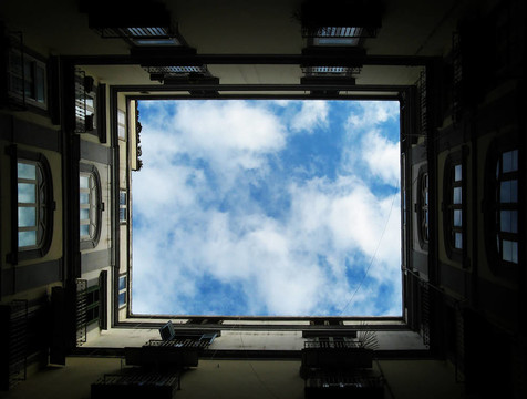 窗上的天空