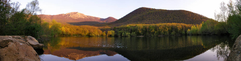 山湖全景