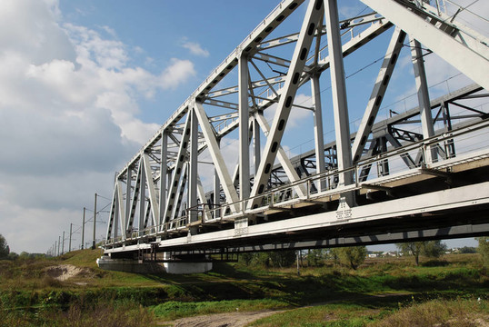 小河上的鐵路橋