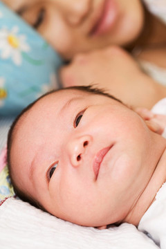 媽媽和睡覺的嬰兒