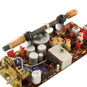 舊無(wú)線電接收機(jī)。