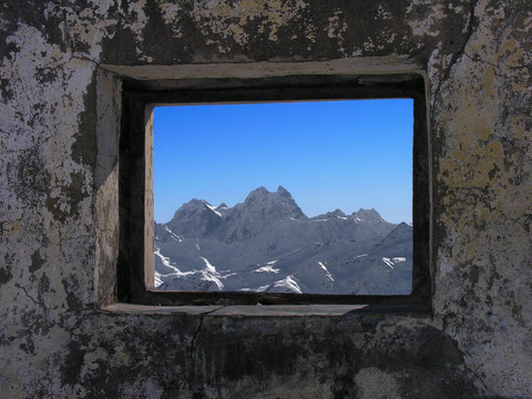 從窗戶上的山