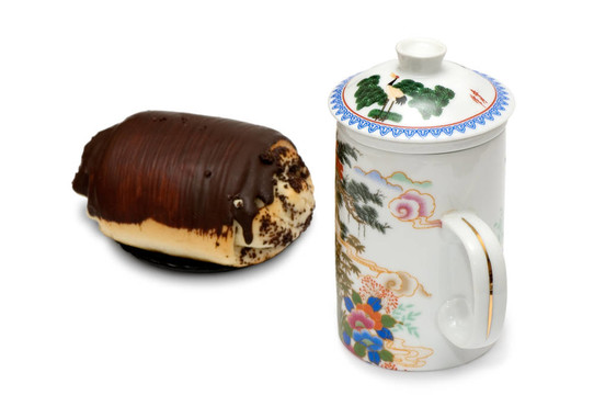巧克力卷和一杯茶。
