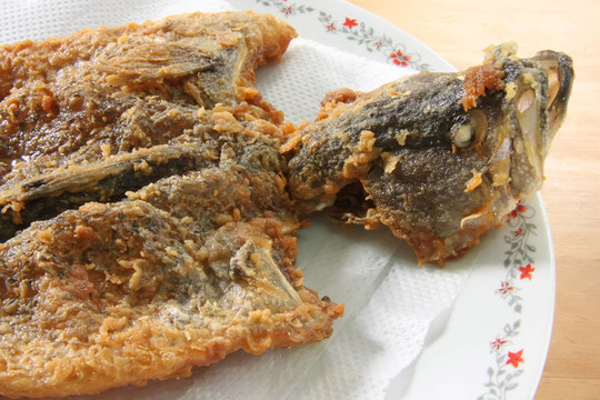 整個的油炸魚