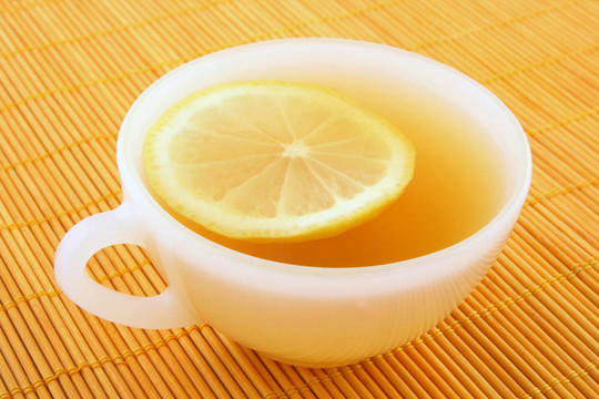一杯茶配檸檬在溫暖的金色陽(yáng)光