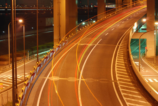 夜晚的公路