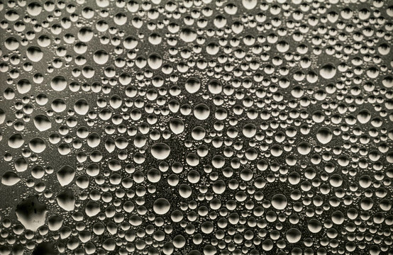 窗上的雨滴