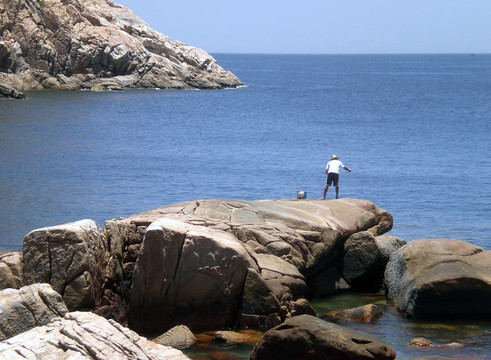 海邊釣魚(yú)