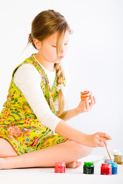 女孩畫(huà)復(fù)活節(jié)雞蛋