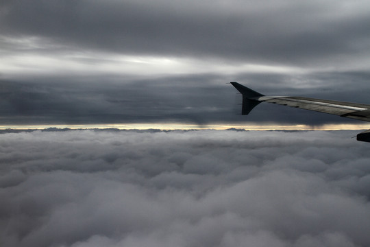 高空云層之間