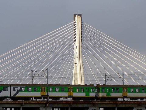 在吊橋前面經(jīng)過的列車