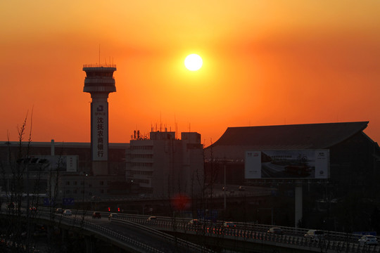 夕陽(yáng)下的沈陽(yáng)機(jī)場(chǎng)