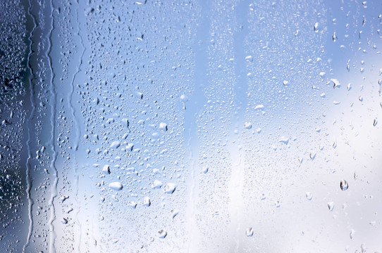 窗戶上的雨滴