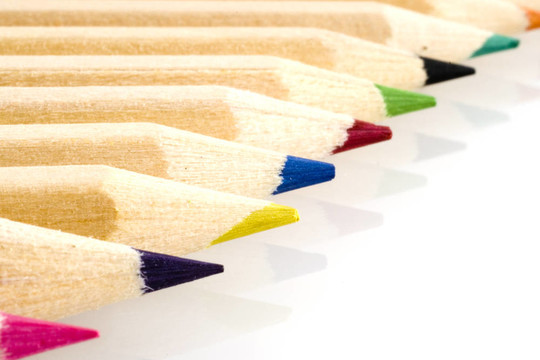 在一排colorpencils