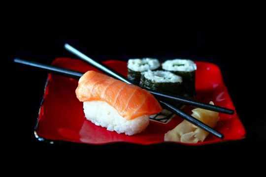 粟實(shí)在一個紅盤子上的焦點(diǎn)是在食物上