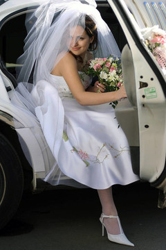 新娘退出婚禮車豪華轎車