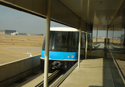 該列車在機(jī)場(chǎng)